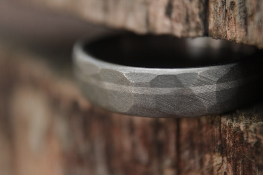 Faceted Titanium with Platinum inlay - 6mm Men&#39;s wedding band, manly ring, sandblasted, hammered texture, grey and silver