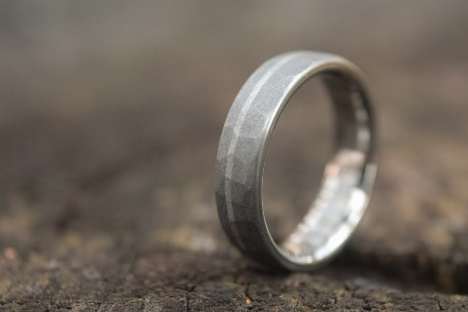 Faceted Titanium with Platinum inlay - 6mm Men&#39;s wedding band, manly ring, sandblasted, hammered texture, grey and silver