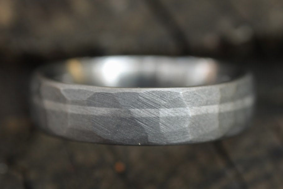 Faceted Titanium with Platinum inlay - 6mm Men&#39;s wedding band, manly ring, sandblasted, hammered texture, grey and silver