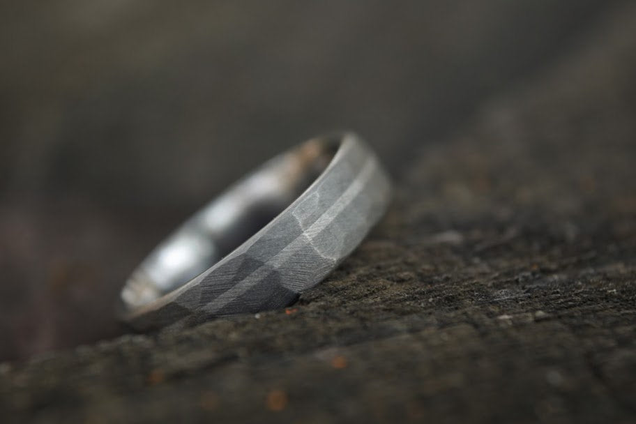 Faceted Titanium with Platinum inlay - 6mm Men&#39;s wedding band, manly ring, sandblasted, hammered texture, grey and silver