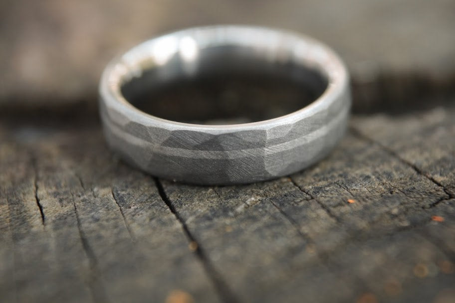 Faceted Titanium with Platinum inlay - 6mm Men&#39;s wedding band, manly ring, sandblasted, hammered texture, grey and silver